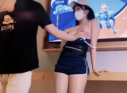 Em nhân viên bán TV xinh đẹp may mắn gặp khách hàng