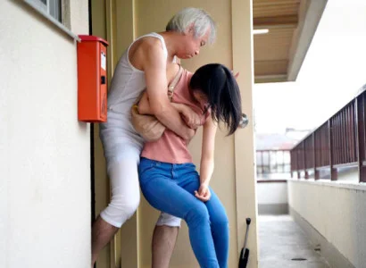 Vợ trẻ bị bố chồng già địt