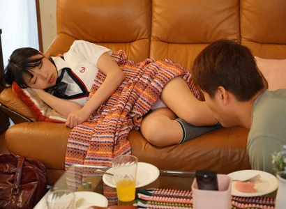 Anh ta đang phang em gái mới lớn của người yêu