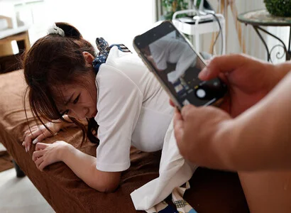 Cô nhân viên triệt lông thì xông vào hiếp