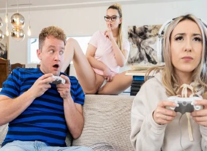 cô bạn gái mải chơi game lúc nào cũng thế nên bị bạn thân cướp người yêu