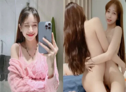 Lâm Thái Vy cùng cô bạn thân móc bím nhau khi đang phát trực tiếp