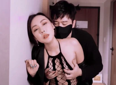Vợ bán thân cho sếp để trả nợ cho chồng