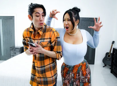 Cậu con trai giúp mẹ kế xăm trổ hàng múp đạt cực khoái